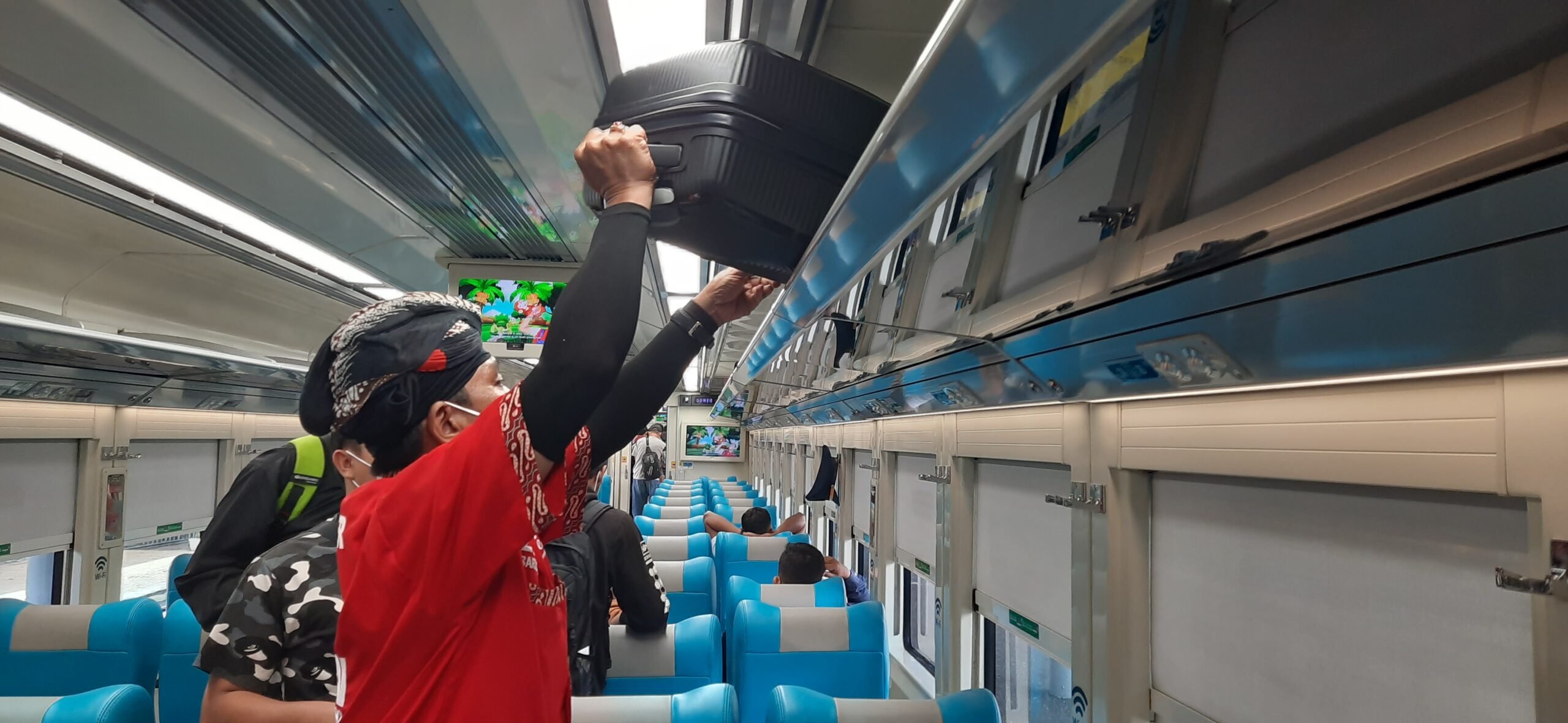 Potret Para Porter Di Stasiun Yang Tak Setiap Hari Pulang Bawa Uang