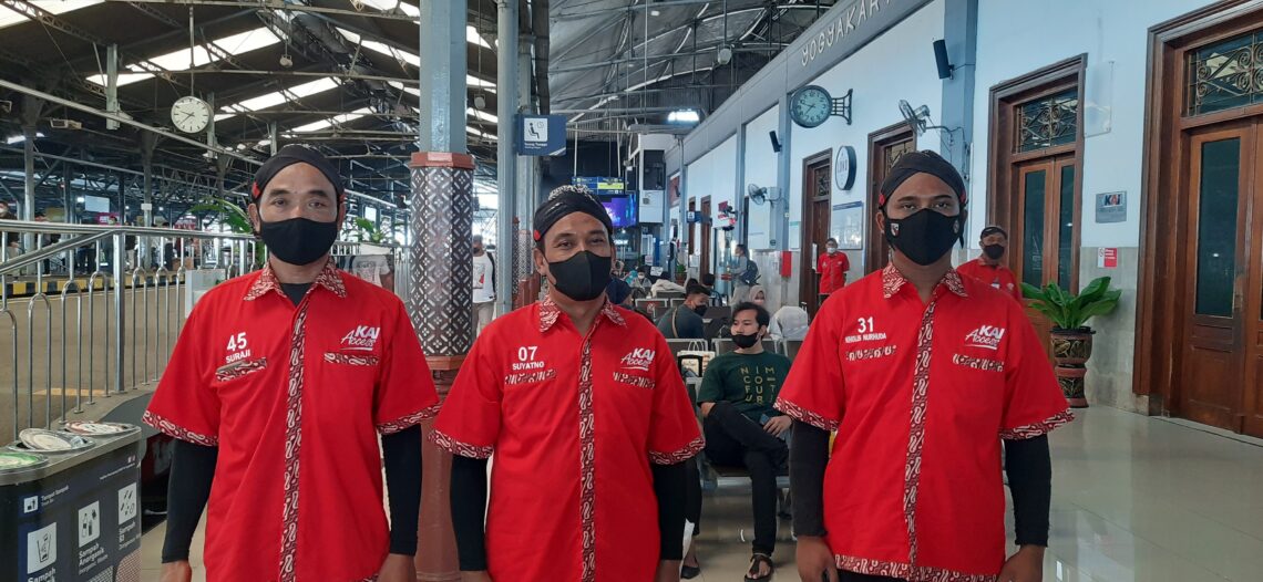 Potret Para Porter Di Stasiun Yang Tak Setiap Hari Pulang Bawa Uang