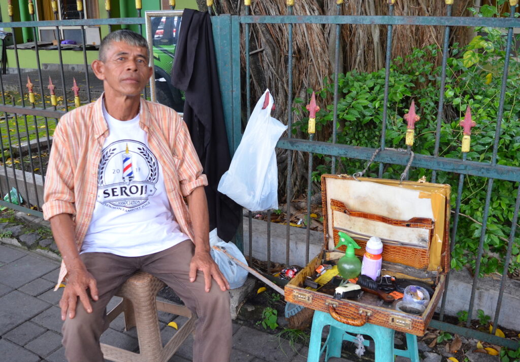 Udin, Tukang Potong Rambut Terakhir di Sor Ringin Alun-alun Utara Yogya