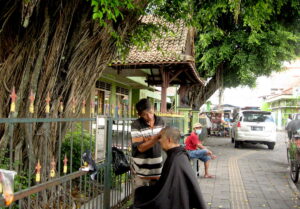 tukang cukur di alun-alun utara Yogyakarta.