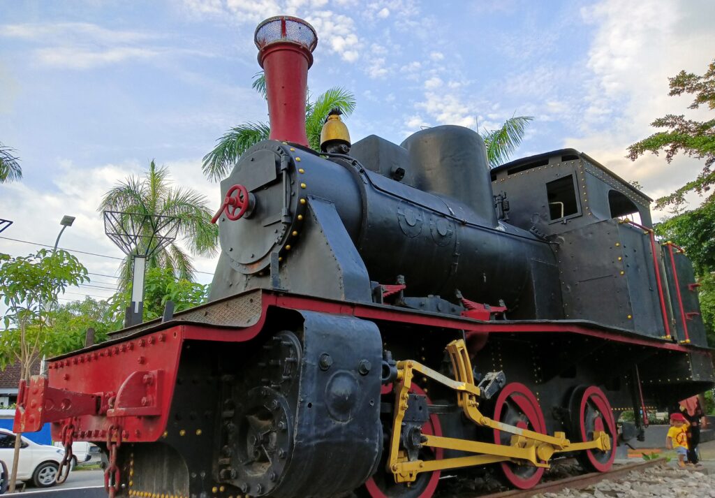 kereta uap mojok.co