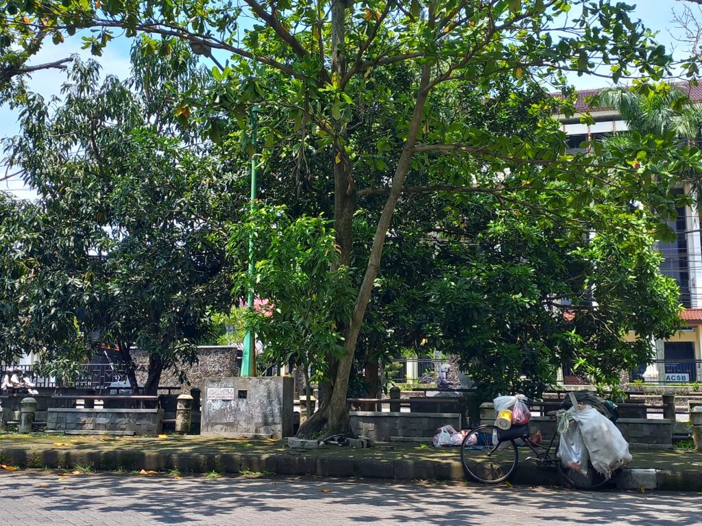 pemulung di jalan teknika seberang gedung mm ugm mojok.co