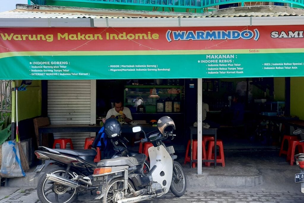 Alasan Mengapa Pekerja di Warung Makan Indomie Kebanyakan Orang Kuningan