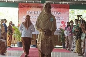 Buruh gendong pasar beringharjo fashion show