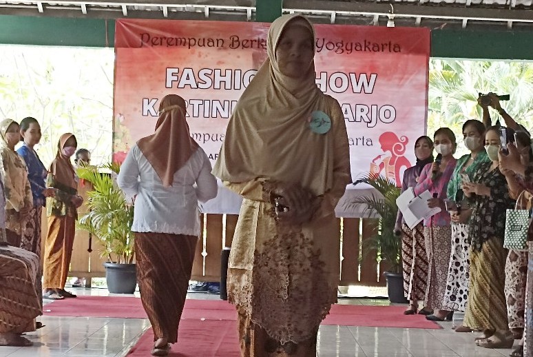 Buruh Gendong Kartini Pasar Beringharjo Yang Jariknya Sobek