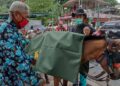 Mbah Sihono tampak senang, kudanya yang bernama Tentrem mendapatkan jas hujan dari masyarakat melalui AFJ. (Yvesta Ayu)