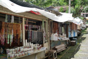 Kios-kios di kawasan tempat ziarah Gua Maria Sendangsono. 