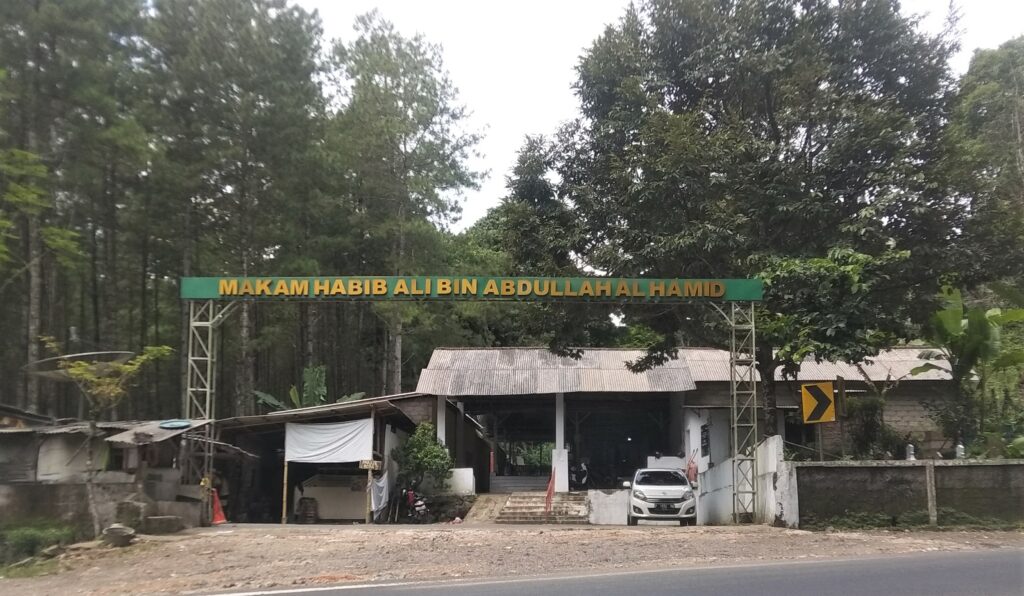 Makam Habib Ali bin Abdullah Alhamid di Gunung Gumitir mojok.co