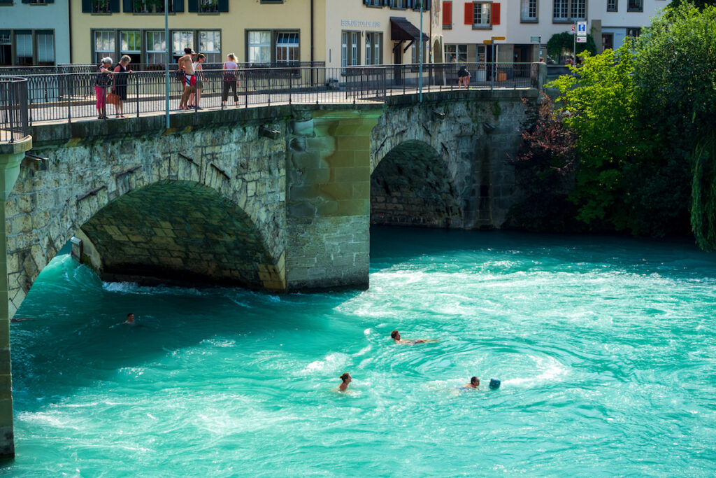 Sungai Aare, Swiss untuk berenang