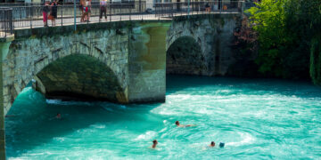 Sungai Aare, Swiss untuk berenang