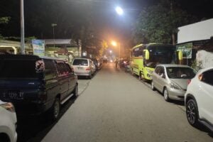Jalan menuju Masjid Jami’ Tegalsari yang dipenuhi bus dan mobil pengunjung. (Prima Ardiansah/Mojok.co