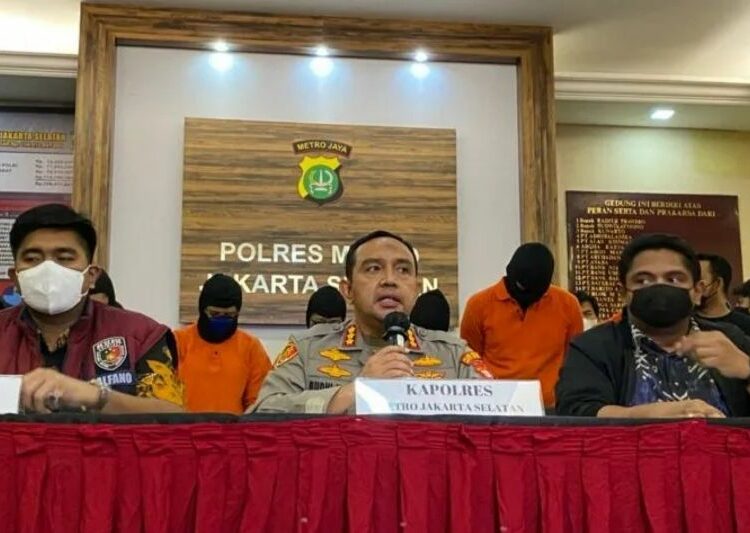 Metro Jakarta Selatan memeriksa keenam tersangka tersebut sebagai saksi atas kasus yang kontennya diunggah dari kawasan BSD, Kota Tangerang Selatan.