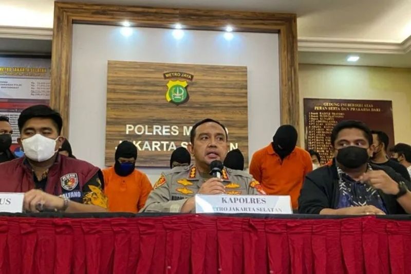 Metro Jakarta Selatan memeriksa keenam tersangka tersebut sebagai saksi atas kasus yang kontennya diunggah dari kawasan BSD, Kota Tangerang Selatan.