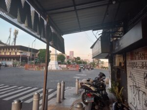 Cerita Penjaga Kedai Kopi di Tugu Jogja yang Terkena Imbas Kericuhan Suporter
