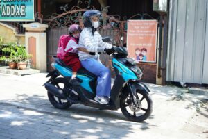 Tren Memboncengkan Anak Tanpa Helm, Simak Tips Berkendara Motor Bareng Anak yang Aman