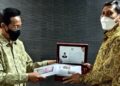 Kepala Perwakilan Bank Indonesia DIY, Budiharto Setyawan menyerahkan pecahan uang seri terbaru emisi 2022 kepada Gubernur DIY, Sri Sultan HB X di JEC