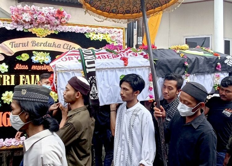 Para pelayat mengantarkan almarhum Tri Fajar Firmansyah, korban kerusuhan antarsuporter ke pemakaman Tambakbayan