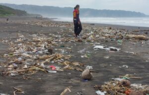 kondisi sampah di pantai pelangi bantul