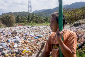 Mujito di depan timbunan sampah yang menghadap langsung ke rumahnya. Sumber: Finlan Adhitya Aldan