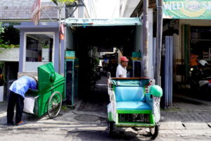 Pintu masuk ke Pasar Kembang dari sisi selatan, di Jalan Sosrowijayan. (Hammam Izzuddin/Mojok.co)