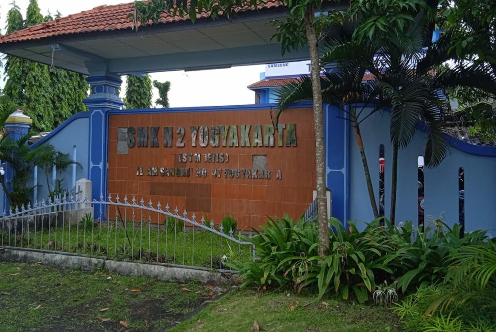 guru di SMKN 2 Yogyakarta menyindir siswa, jika tidak mau aturan sekolah bisa pindah.