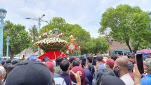 Grebeg Maulud di Keraton Kasunanan Surakarta, Berdesakan Ngalap Berkah