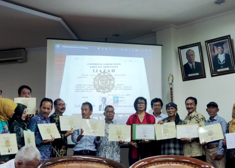Belasan teman kuliah Jokowi tunjukan ijazah mereka dan menegaskan bahwa Jokowi lulusan UGM.(Yvesta Ayu:Mojok.co)