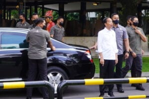 Jokowi menyapa pengunjung Pasar Wiguna dari kejauhan sebelum meninggalkan Royal Ambarrukmo. (Agung P)