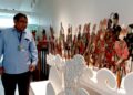 Kepala Museum Sonobudoyo Yogyakarta, Setyawan Sahli menunjukkan koleksi museum yang sudah diujicoba dengan alat X-Ray Flouresence di Museum Sonobudoyo Yogyakarta, Selasa (04:10:2022). (Yvesta Ayu:Mojok.co)