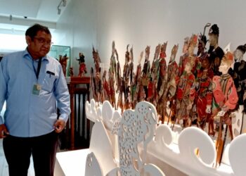 Kepala Museum Sonobudoyo Yogyakarta, Setyawan Sahli menunjukkan koleksi museum yang sudah diujicoba dengan alat X-Ray Flouresence di Museum Sonobudoyo Yogyakarta, Selasa (04:10:2022). (Yvesta Ayu:Mojok.co)