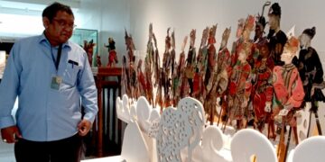 Kepala Museum Sonobudoyo Yogyakarta, Setyawan Sahli menunjukkan koleksi museum yang sudah diujicoba dengan alat X-Ray Flouresence di Museum Sonobudoyo Yogyakarta, Selasa (04:10:2022). (Yvesta Ayu:Mojok.co)