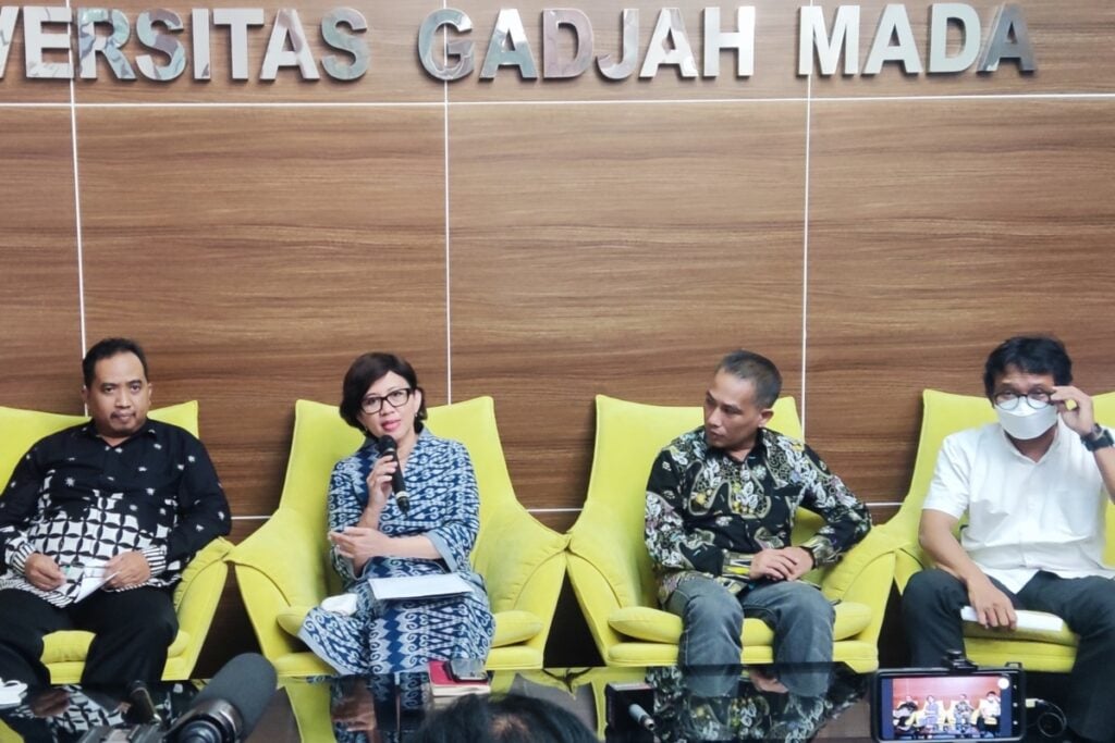 Rektor UGM, Ova Emilia menyampaikan klarifikasi terkait ijasah Jokowi di kampus setempat.