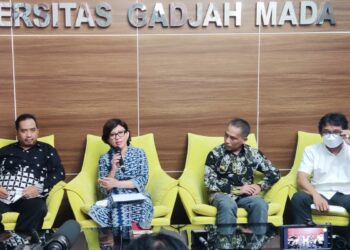 Rektor UGM, Ova Emilia menyampaikan klarifikasi terkait ijasah Jokowi di kampus setempat.