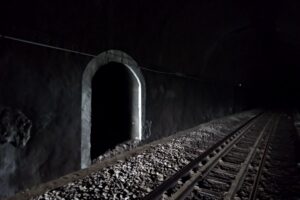 Ruangan khusus di terowongan yang membelah gunung di Jember dan Banyuwangi