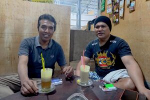 Eka Louis dan Regi Hananto, dua pedagang Minang yang kini jualan di Teras Malioboro. (Hammam Izzuddin/Mojok.co)