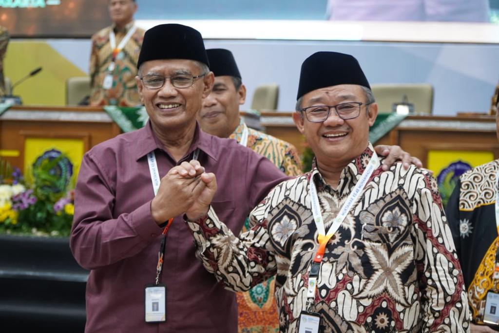 Haedar Nashir dan Abdul Mu'ti berfoto bersama usai terpilih menjadi Ketum dan Sekum PP Muhammadiyah. (Hammam Izzuddin/Mojok.co)