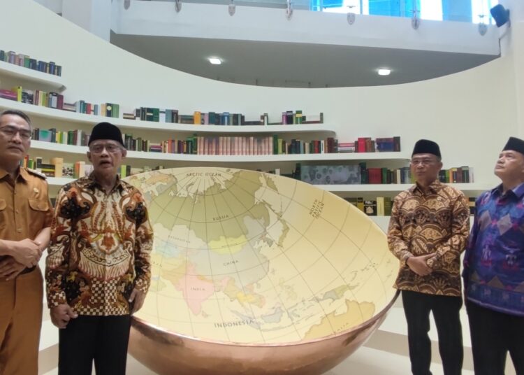 Menko Bidang Pembangunan Manusia dan Kebudayaan Indonesia, Muhadjir Effendy dan Ketum PP Muhammadiyah melihatMuseum Muhammadiyah di Kampus UAD, Senin (14:112022). (Yvesta Ayu/Mojok.co)