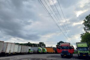 Puluhan truk tronton di titik parkir di Jalan Wates, Yogyakarta. Selain jadi tempat istirahat, titik parkir ini jadi kesempatan sopir truk yang rumahnya sekitaran Jogja pulang kampung. (Hammam Izzuddin/Mojok.co)