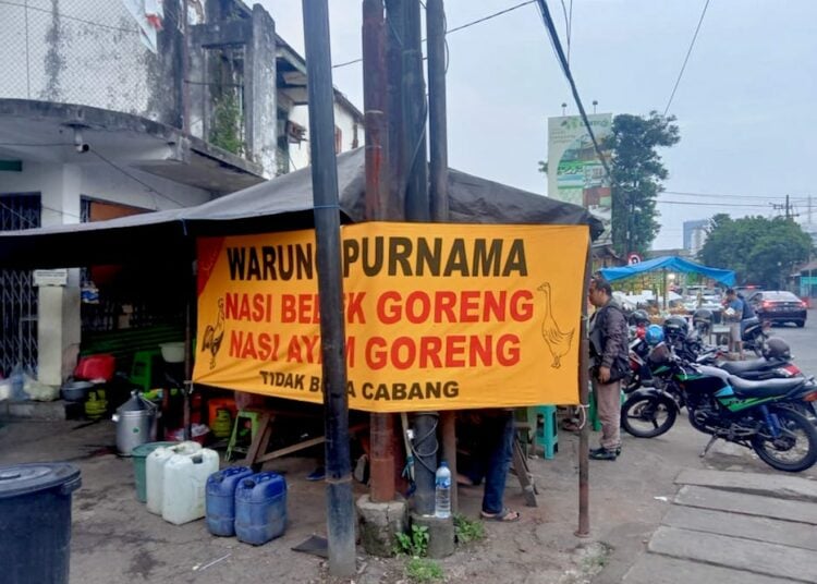 Lokasi Warung Bebek Purnama Umik Mardiah di Keputren, Tegalsari, di halaman bekas gedung Bioskop Purnama, Bebek Goreng Purnama "Asli", Jl. Dinoyo, Keputran, Tegalsari, Surabaya.