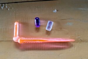 Gambar alat tusuk dan kapsul yang dimodifikasi dari gaggang sikat gigi. MOJOK.CO
