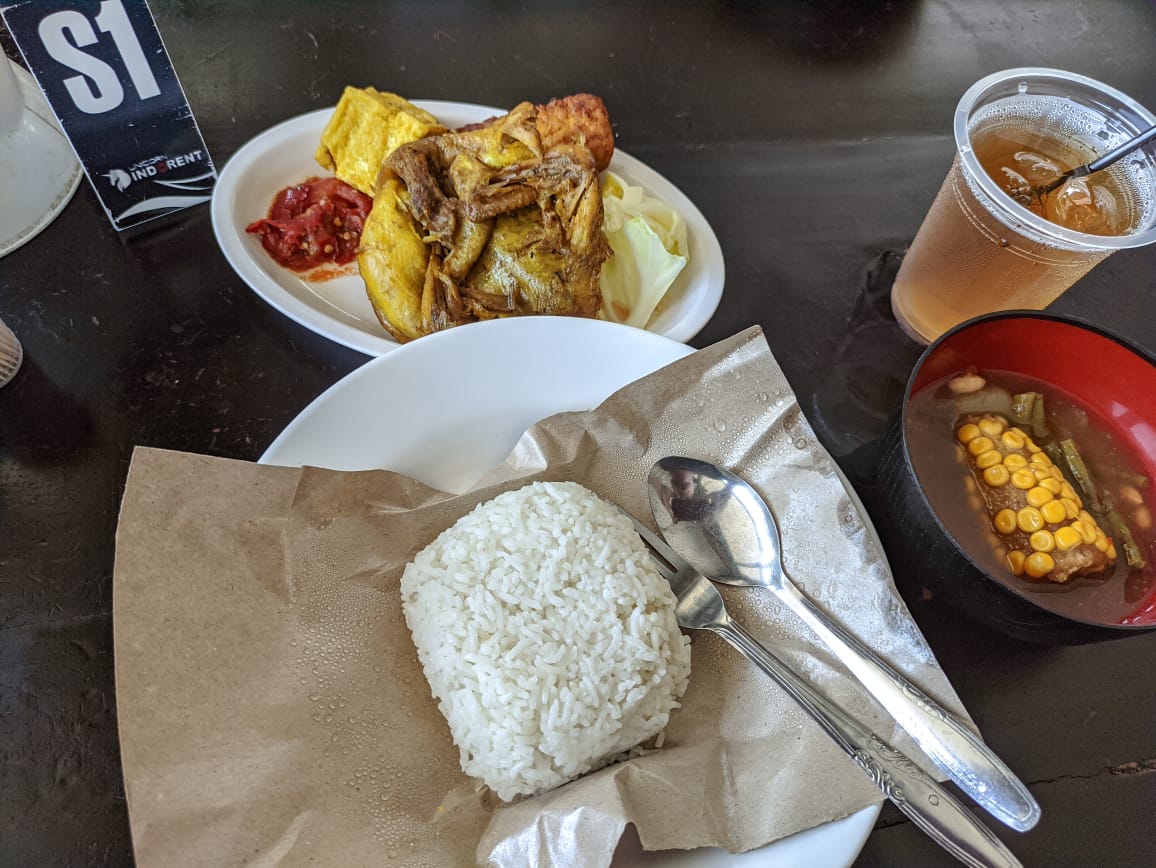 Makan siang di Ibu Haji Cijantung. Enak! (Foto milik M. Mujib)