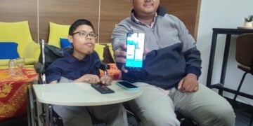 Muhammad Faqih Husaen dan Bima Indra Permana di UGM, Senin 30/1/2023) memperlihatkan aplikasi Accessive.id di UGM.