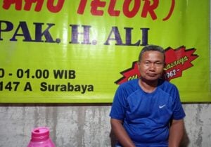Pak Fattah, penerus Tahu Tek Pak Ali Surabaya ditemui Mojok, Rabu 11 Januari 2023).
