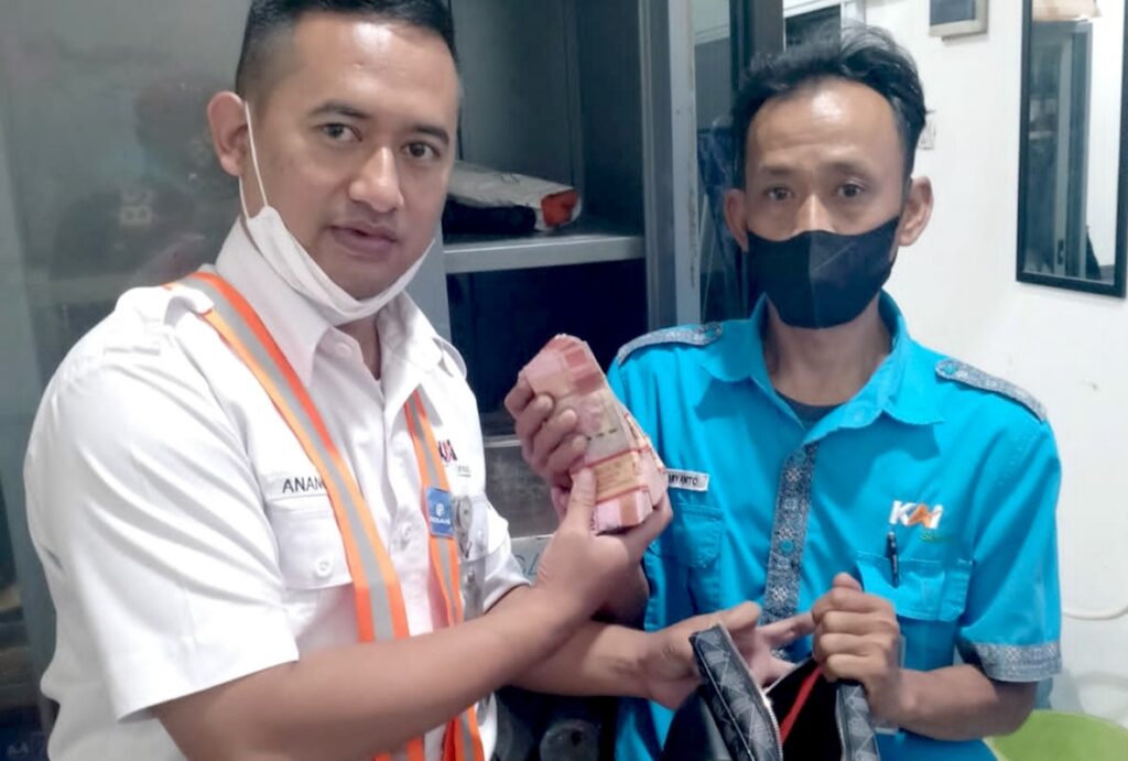 Petugas kebersihan Stasiun Tugu Yogyakarta, Sudaryanto mengembalikan tas berisi uang Rp 40 juta lebih ke keamanan. (Yvesta Ayu:Mojok.co)
