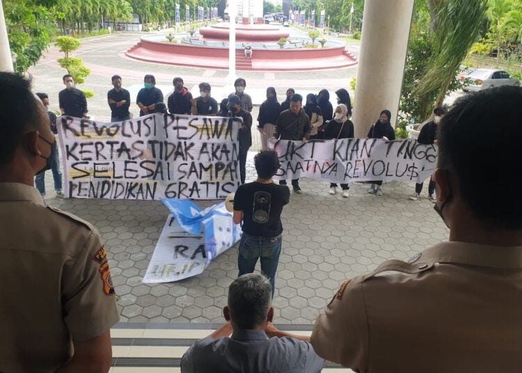 mahasiswa uny melakukan unjuk rasa menuntut sistem ukt