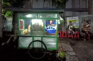 Rombong Nasi Minyak di Jl. Mojopahit. MOJOK.CO