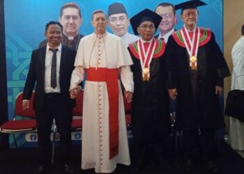 Kardinal Miguel Ángel Ayuso Guixot MCCJ, KH Yahya Cholil Staquf dan Sudibyo Markus mendapatkan gelar DR HC di UIN Suka. MOJOK.CO