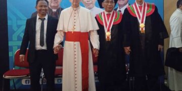 Kardinal Miguel Ángel Ayuso Guixot MCCJ, KH Yahya Cholil Staquf dan Sudibyo Markus mendapatkan gelar DR HC di UIN Suka. MOJOK.CO