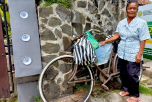 Nenek Sriyati dengan sepeda tuanya saat ditemui Selasa (7/2/2023). 