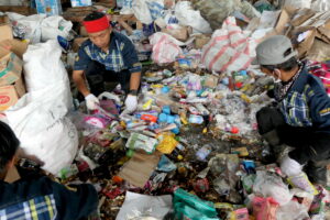 Pekerja tengah memisahkan sampah di Kupas Panggungharjo. MOJOK.CO
